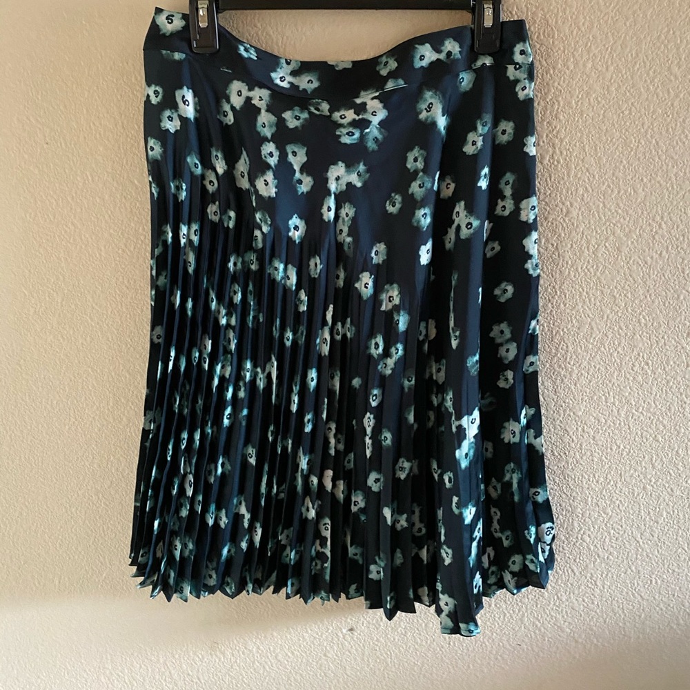 Simply Vera green pleated skirt